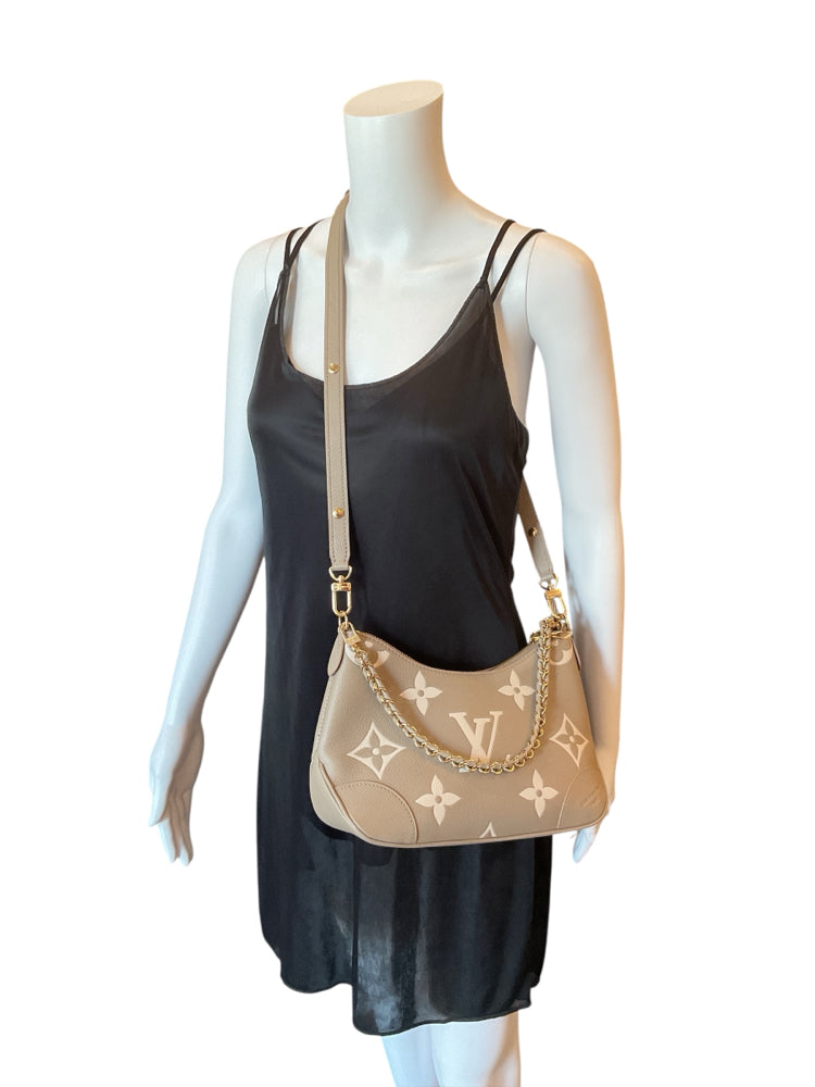 LOUIS VUITTON Size PM dove/cream Purse