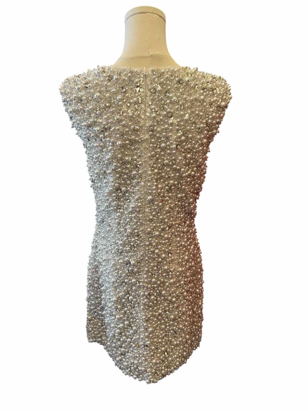 CARMEN MARC VALVO Size 6 White Cocktail