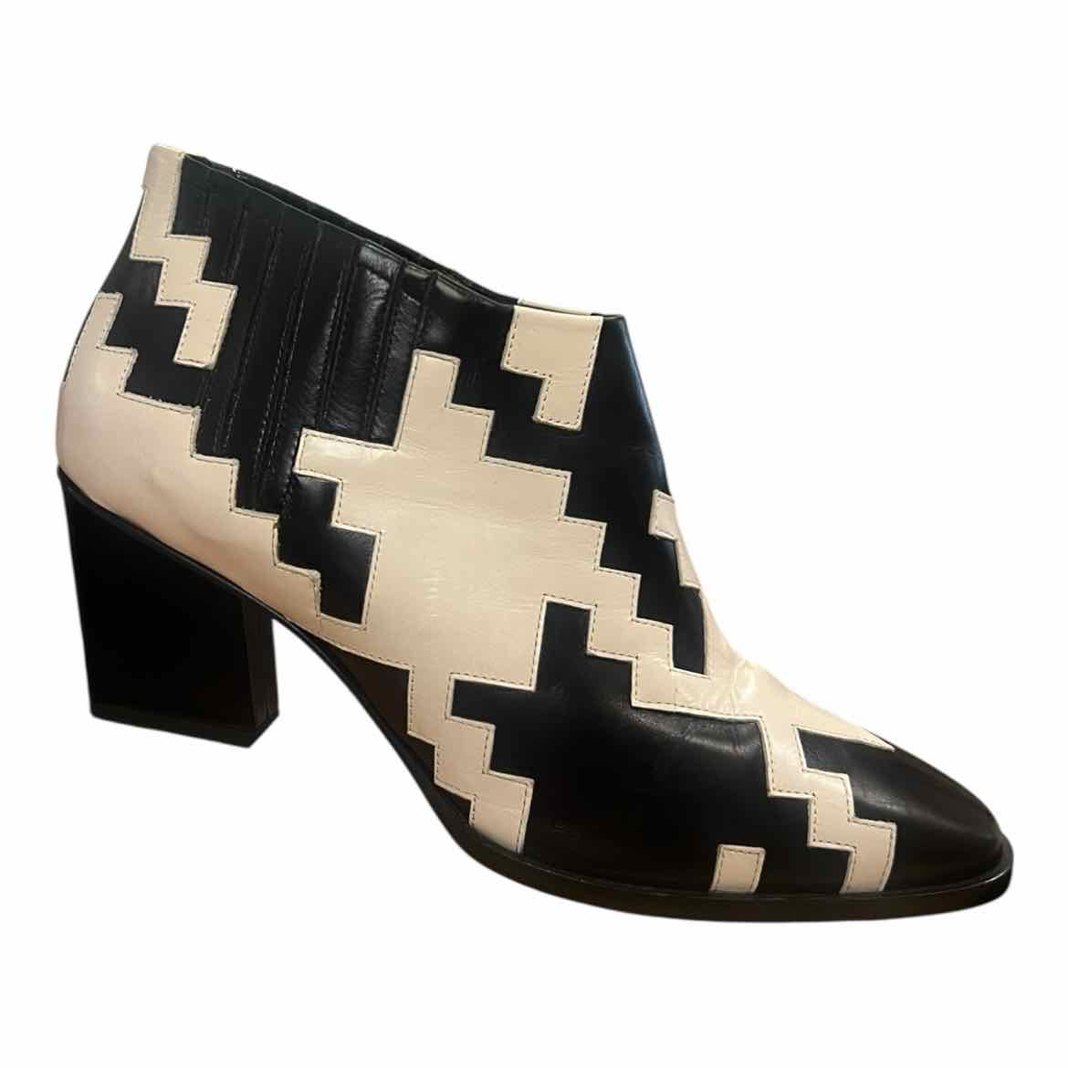 ROGER VIVIER Size 37.5 BLK/WH BOOTIES