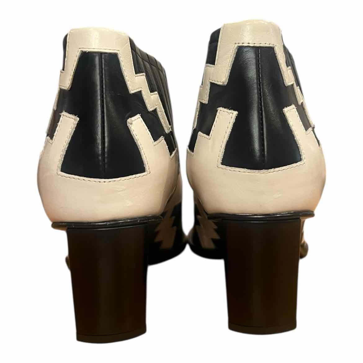 ROGER VIVIER Size 37.5 BLK/WH BOOTIES