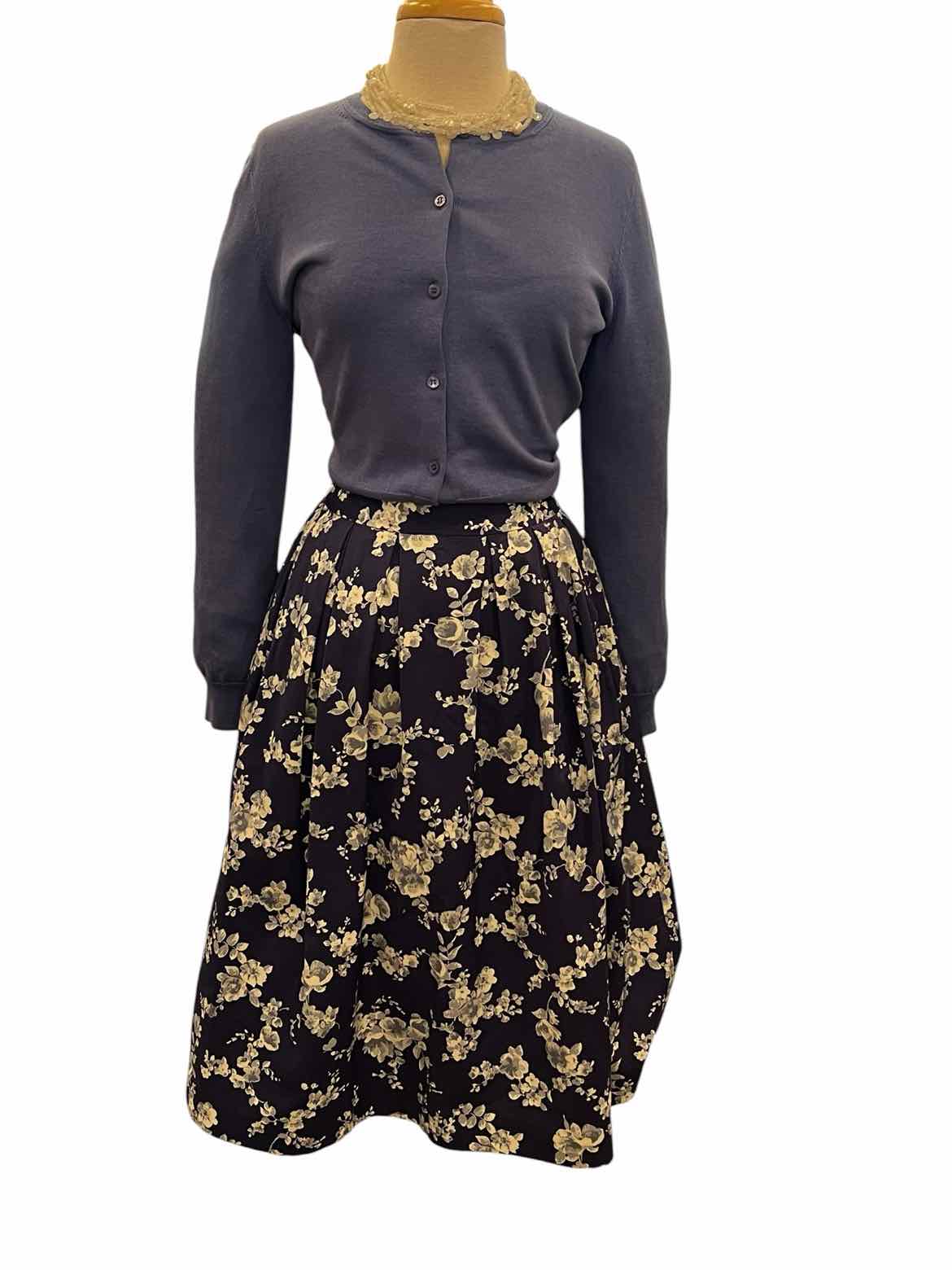 CAROLINA HERRERA Size 6 BL/WH Skirt