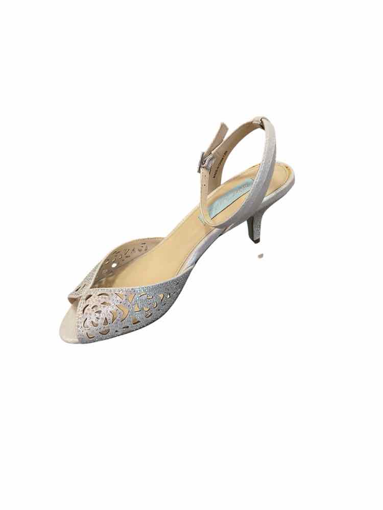 Betsey Johnson Size 7.5 White Shoes