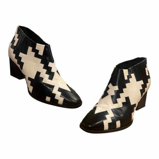 ROGER VIVIER Size 37.5 BLK/WH BOOTIES