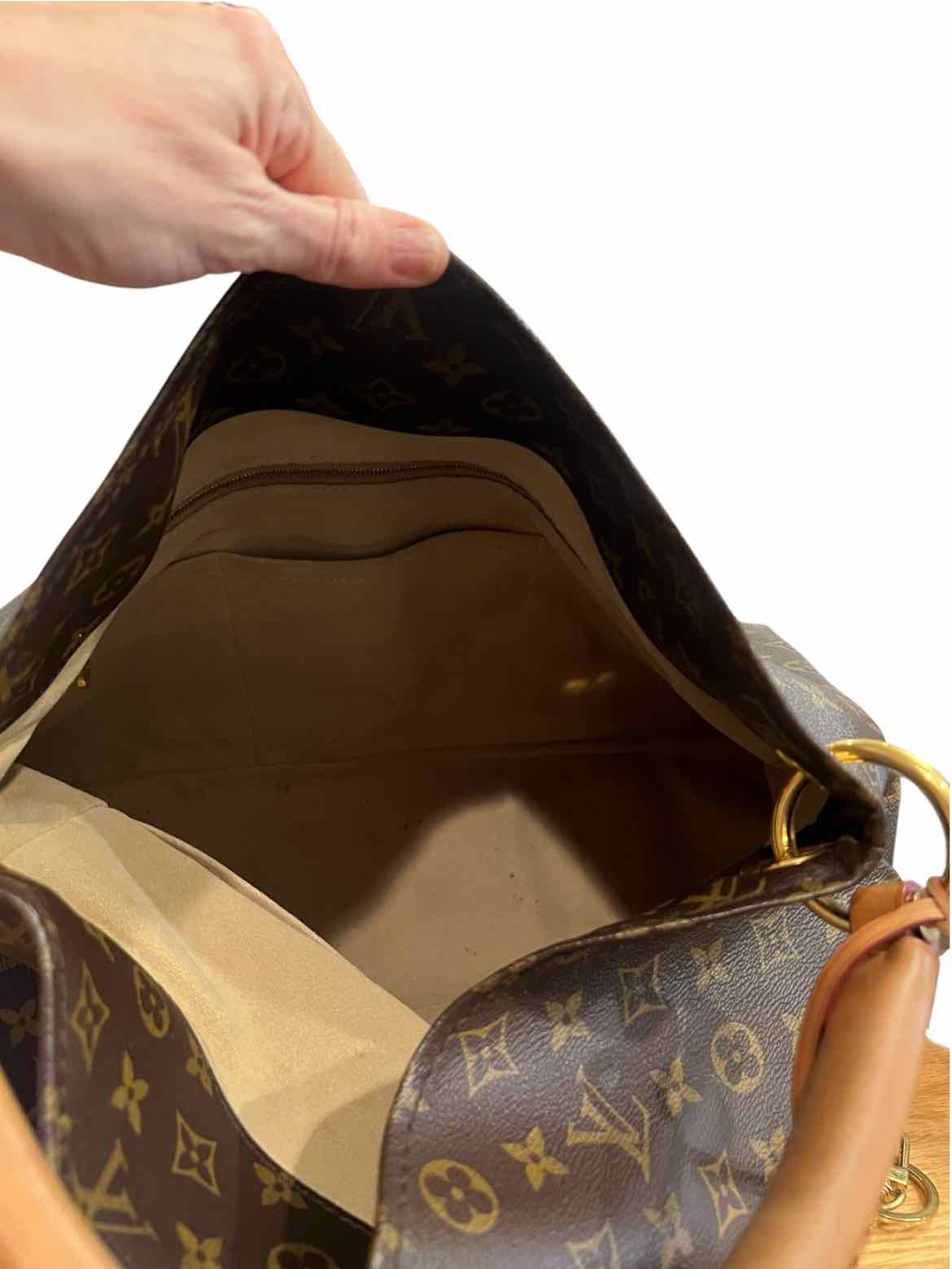 Louis Vuitton Size MM Monogram Artsy Purse