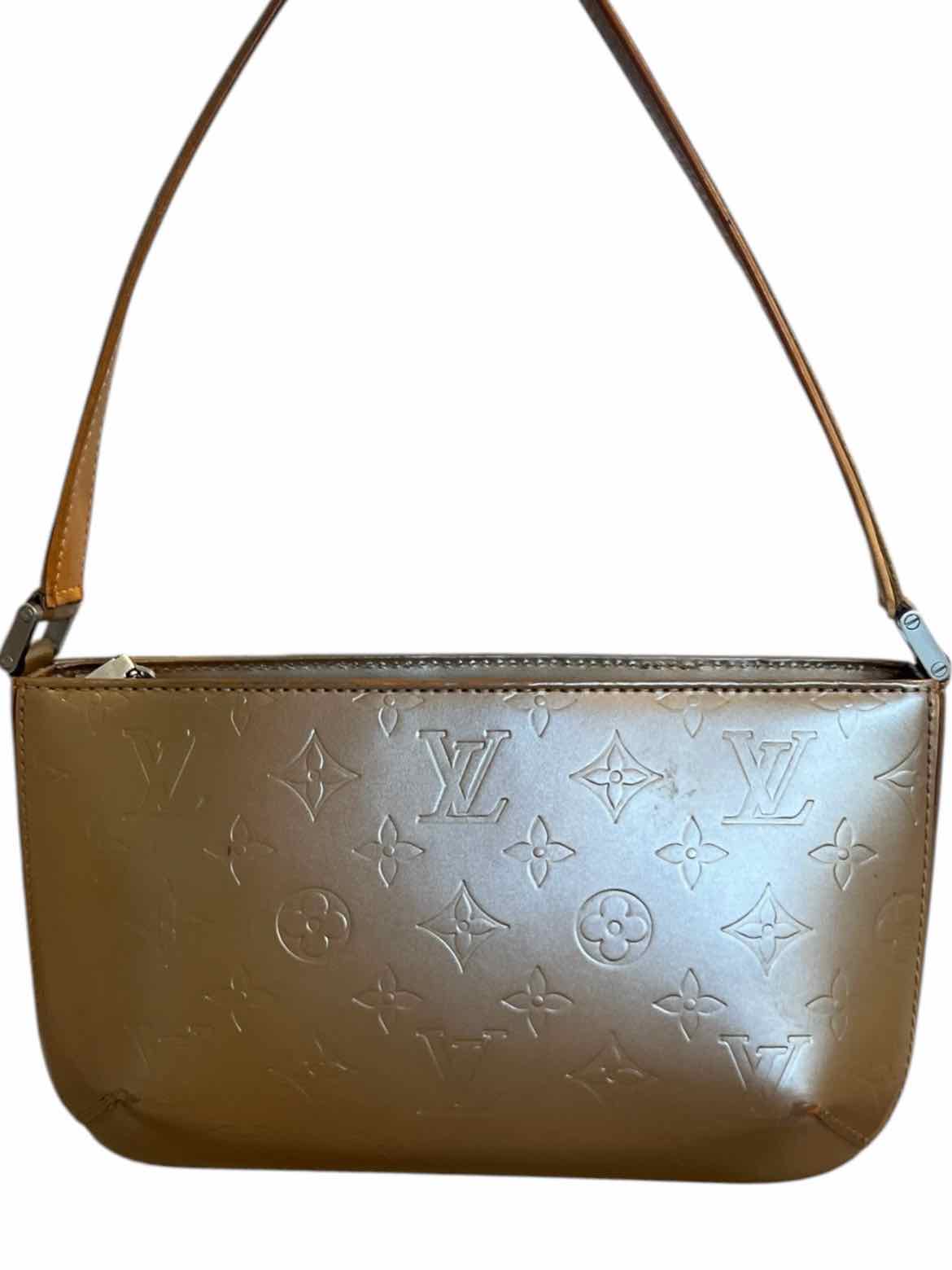 LOUIS VUITTON Size Small gold Purse