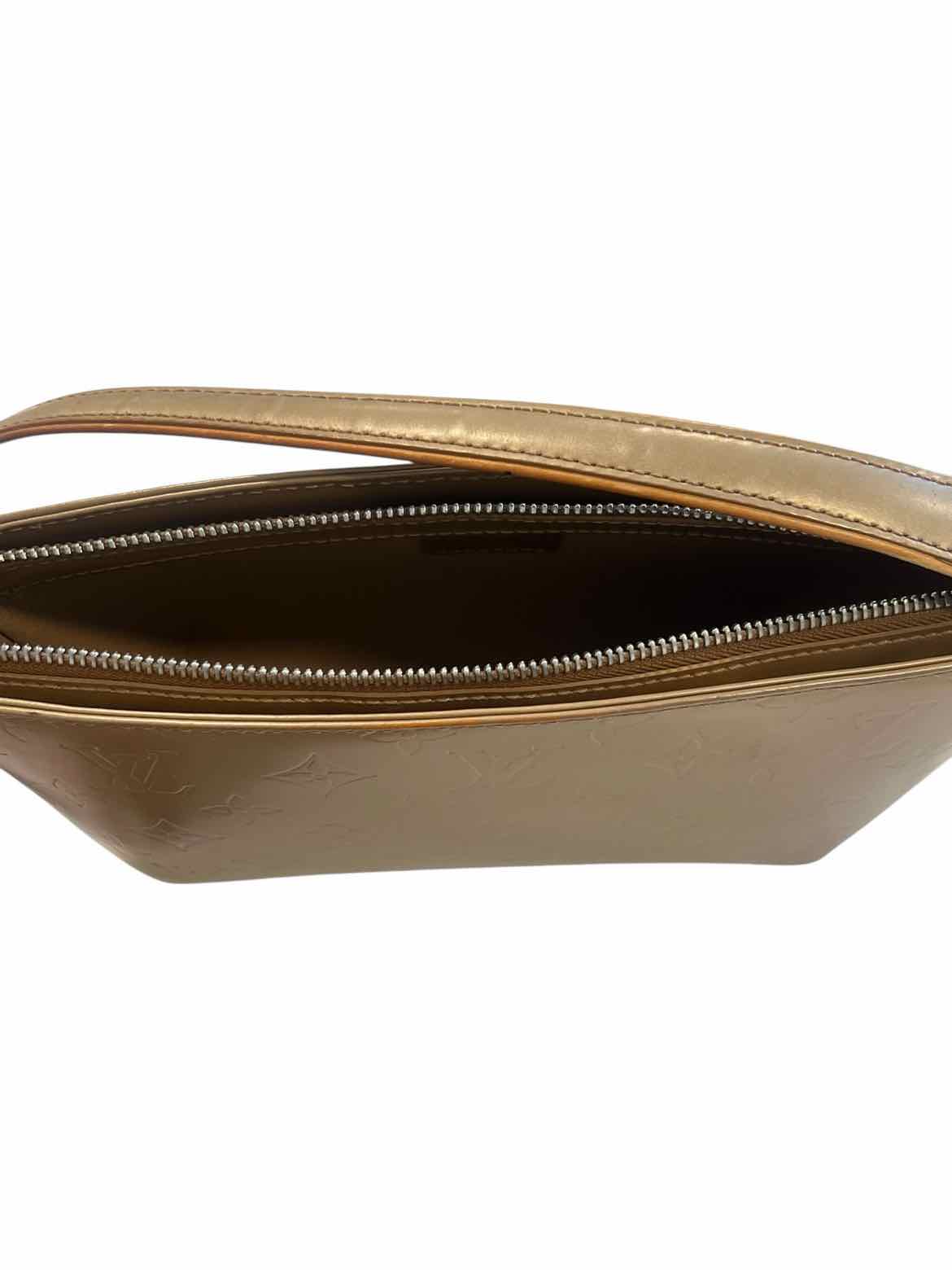 LOUIS VUITTON Size Small gold Purse